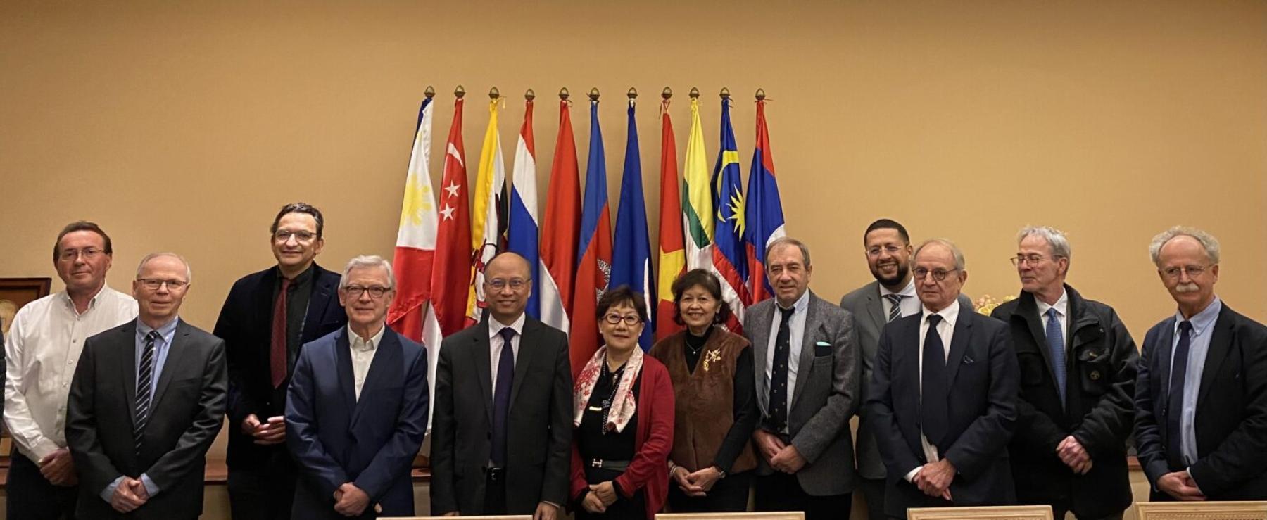 vi - Lễ đón tại Đại sứ quán Việt Nam tại Paris